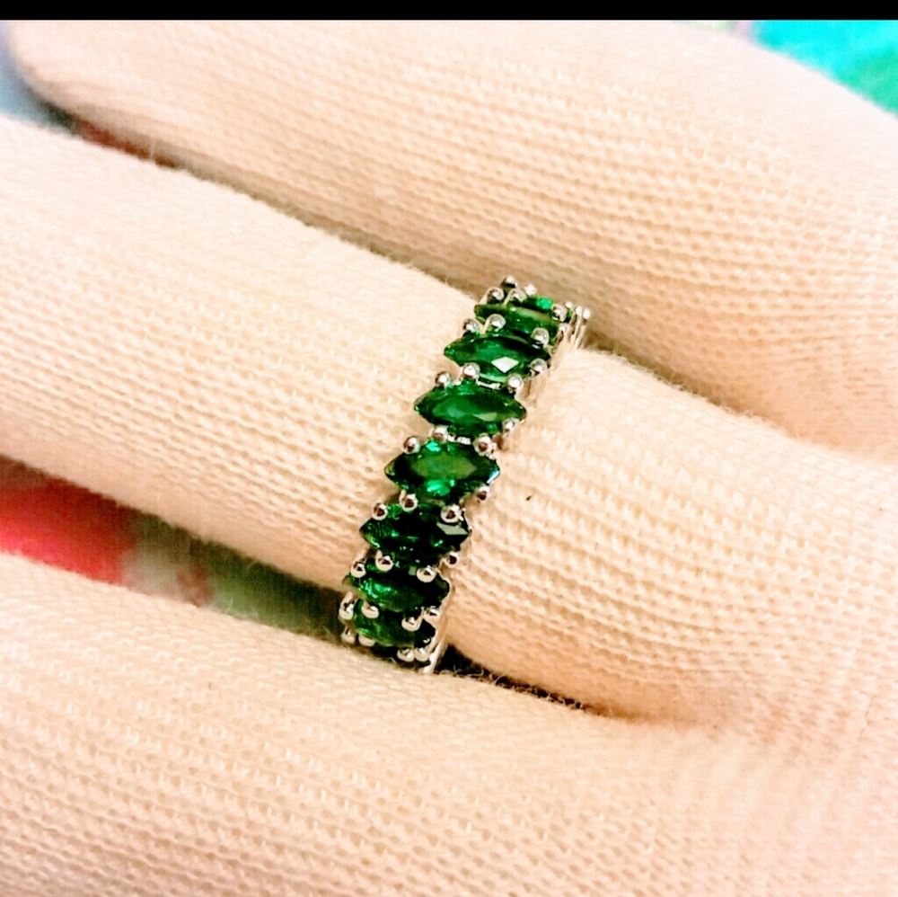 Fashion Eternity band Green Emerald Silver tone Ring Band size 7 diamond cut